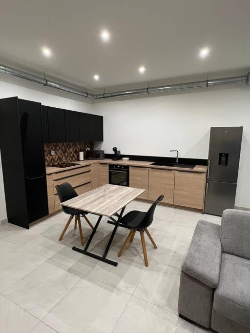 Belle Appartement Avec Parking Gratuit Blanzy Exterior photo