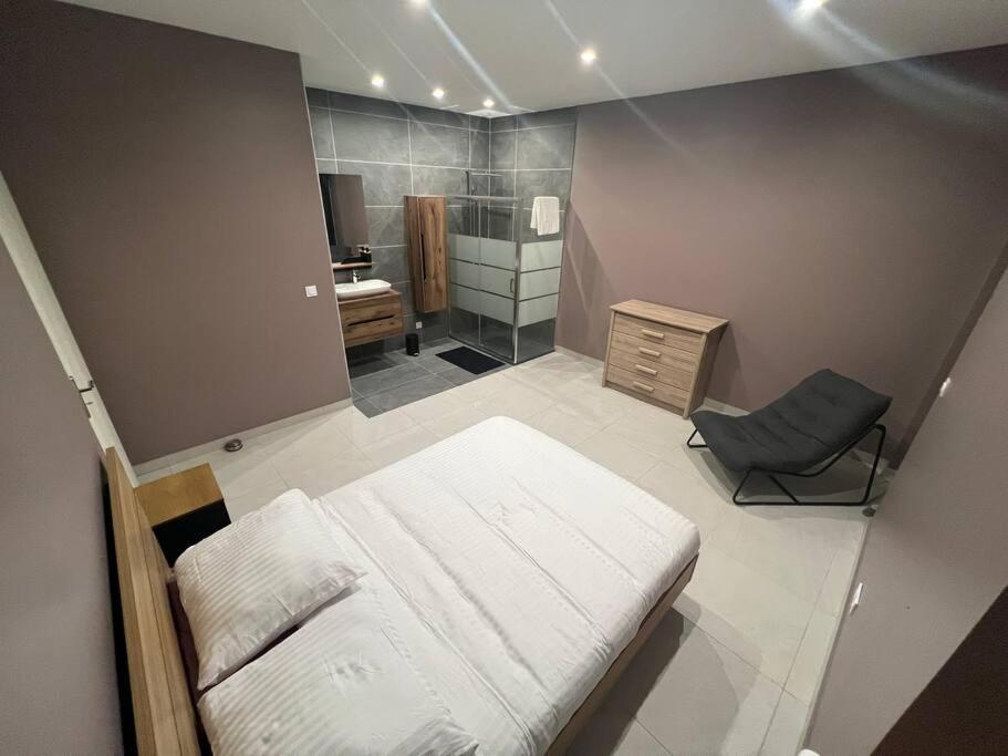 Belle Appartement Avec Parking Gratuit Blanzy Exterior photo