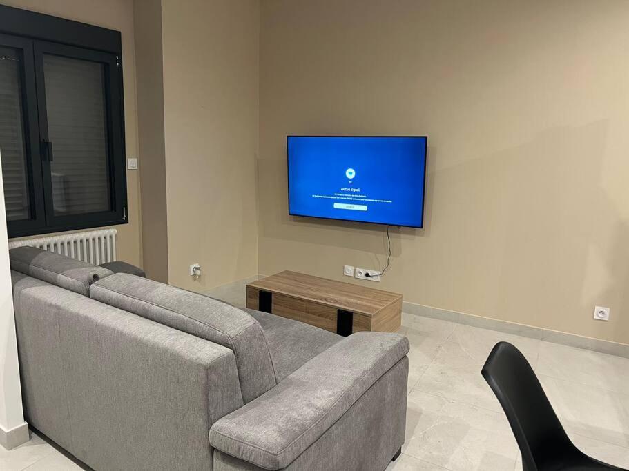 Belle Appartement Avec Parking Gratuit Blanzy Exterior photo